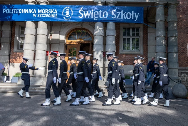 Kompania Honorowa PM podczas uroczystości podniesienia bandery w dniu Święta Szkoły