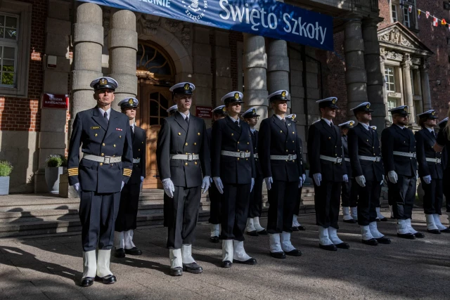 Kompania Honorowa PM podczas uroczystości podniesienia bandery w dniu Święta Szkoły
