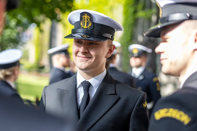 Kompania Honorowa PM podczas uroczystości podniesienia bandery w dniu Święta Szkoły