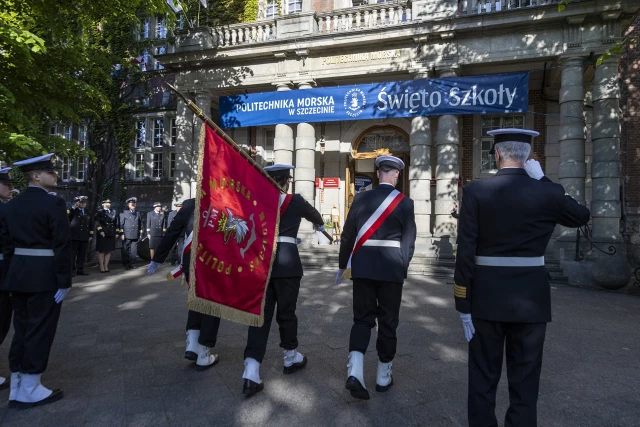 Poczet Sztandarowy Kompanii Honorowej PM  wprowadza sztandar do uczelni
