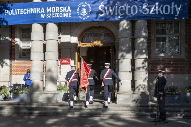 Poczet Sztandarowy Kompanii Honorowej PM  wprowadza sztandar do uczelni