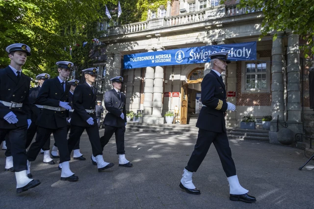 Kompania Honorowa PM  maszeruje podczas uroczystości podniesienia bandery przy budynku PM z okazji Święta Szkoły Politechniki Morskiej w Szczecinie