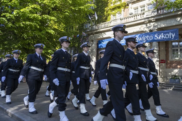 Kompania Honorowa PM  maszeruje podczas uroczystości podniesienia bandery przy budynku PM z okazji Święta Szkoły Politechniki Morskiej w Szczecinie