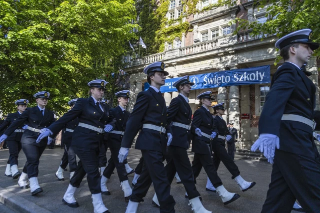 Kompania Honorowa PM  maszeruje podczas uroczystości podniesienia bandery przy budynku PM z okazji Święta Szkoły Politechniki Morskiej w Szczecinie