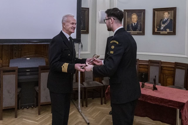 Dowódca KH st. chor. sztab. Andrzej Krysiak otrzymuje pamiątkową szablę