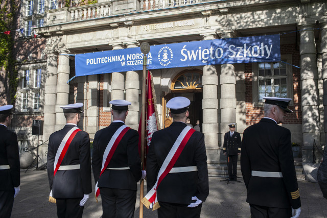 Poczet Sztandarowy Kompanii Honorowej przed głównym wejściem do uczelni