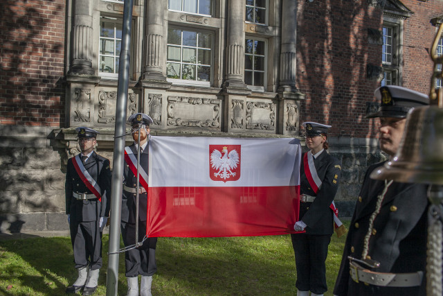 Poczet Sztandarowy Kompanii Honorowej prezentuje banderę