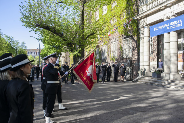 Poczet Sztandarowy Kompanii Honorowej prezentuje sztandar 