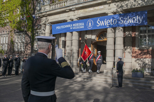 Poczet Sztandarowy Kompanii Honorowej wchodzi ze sztandarem do uczelni