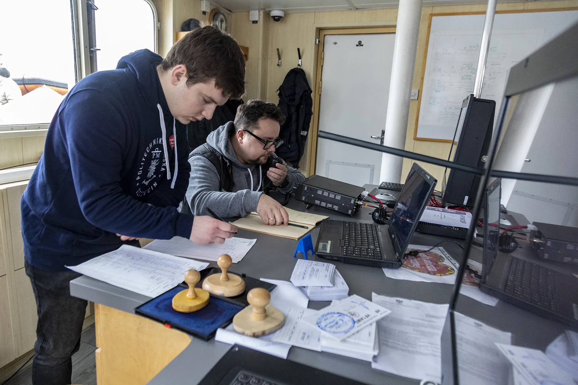 Członkowie Klubu Krótkofalowców PZK „SP1PMS NAWIGATOR” podczas  finału WOŚP na  mostku nawigacyjnym Nawigatora XXI