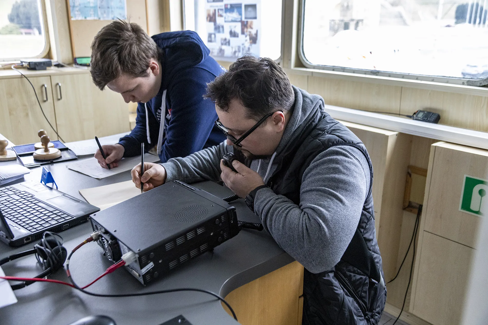 Członkowie Klubu Krótkofalowców PZK „SP1PMS NAWIGATOR” podczas  finału WOŚP na  mostku nawigacyjnym Nawigatora XXI