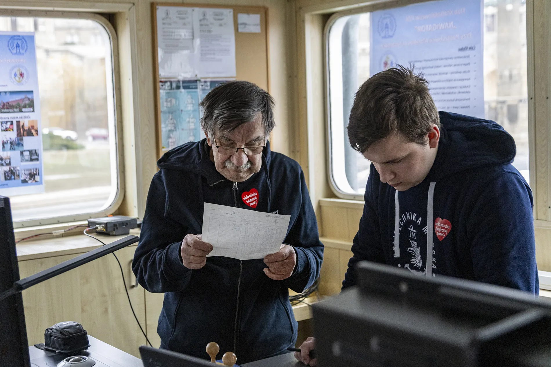 Członkowie Klubu Krótkofalowców PZK „SP1PMS NAWIGATOR” podczas  finału WOŚP na  mostku nawigacyjnym Nawigatora XXI