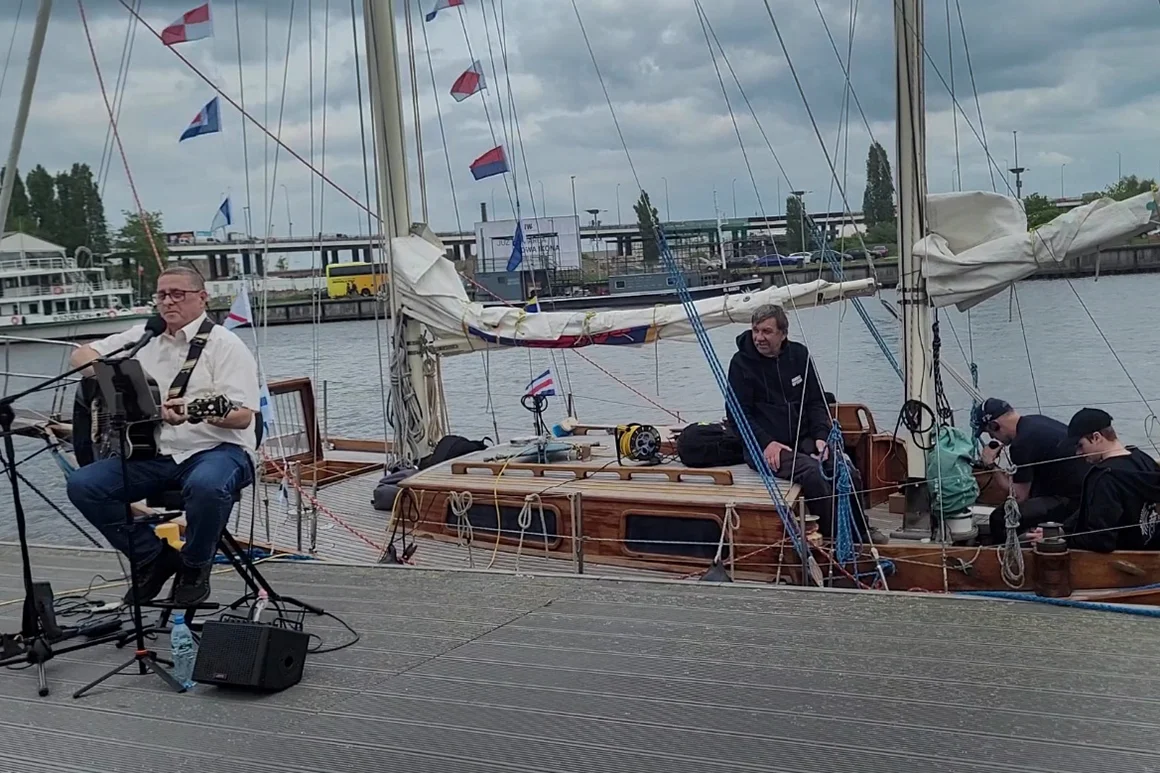 Minikoncert szant w wykonaniu Piotra Bandurka.