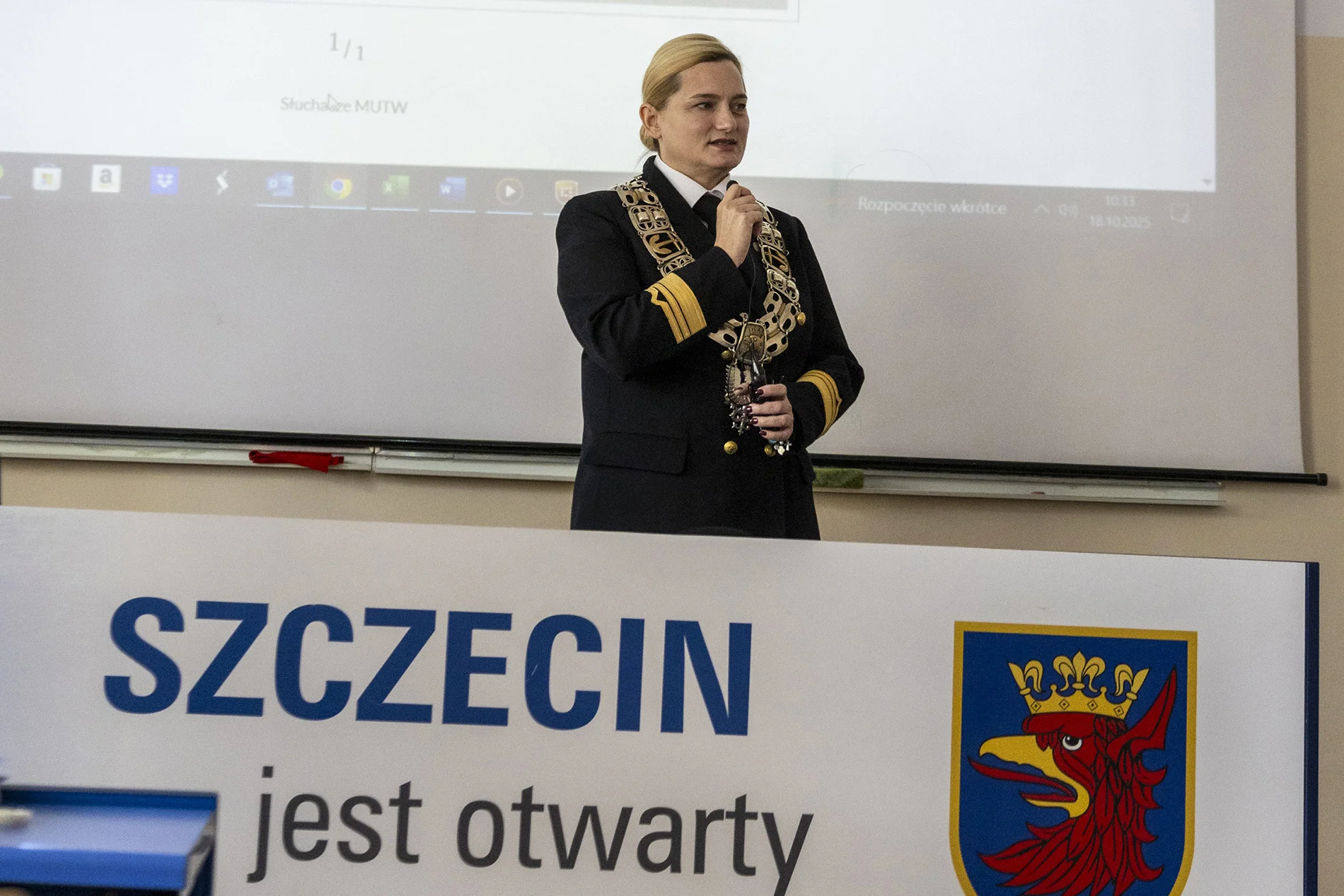 Prorektor ds. studenckich przemawia do słuchaczy MUTW podczas inauguracji 