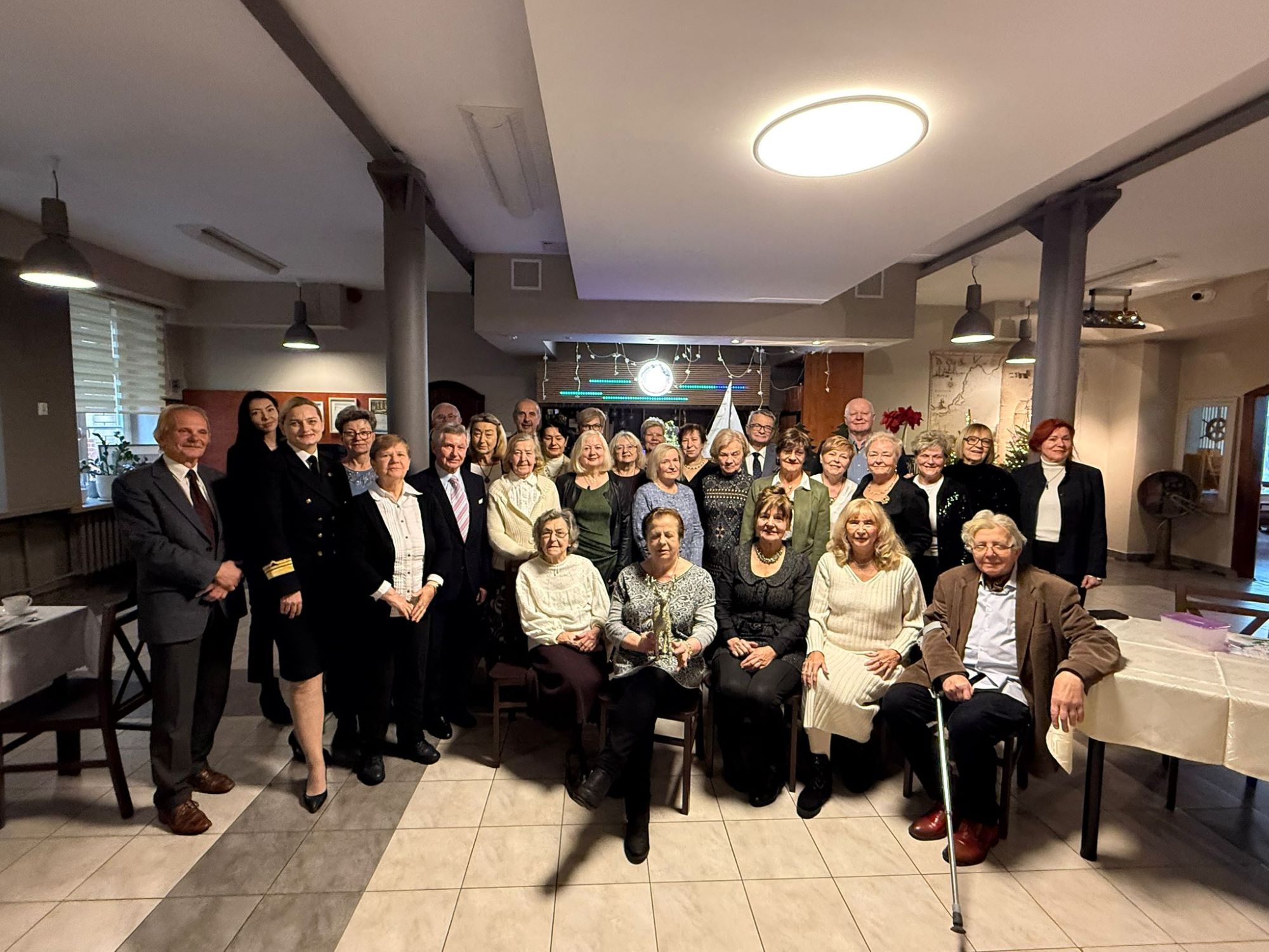 Słuchacze Morskiego Uniwersytetu Trzeciego Wieku podczas spotkania wigilijnego w Klubie Pod Masztami 