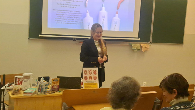 Higienistka stomatologiczna prowadzi warsztaty dla słuchaczy MUTW 