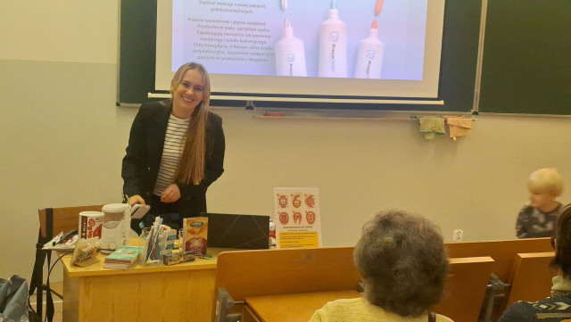 Higienistka stomatologiczna prowadzi warsztaty dla słuchaczy MUTW 