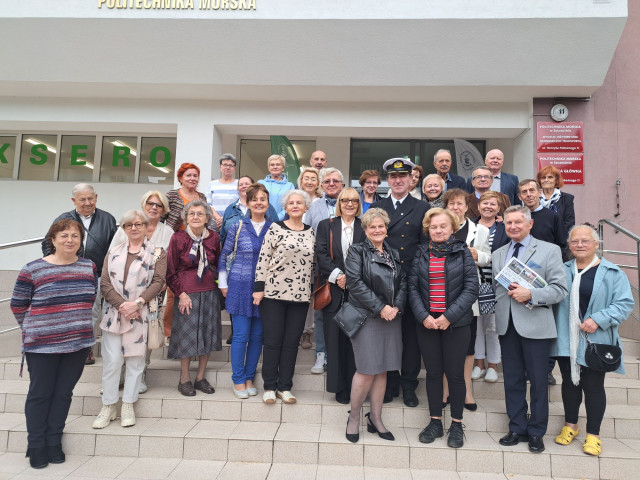 Słuchacze MUTW na tle budynku WIET - zdjęcie grupowe