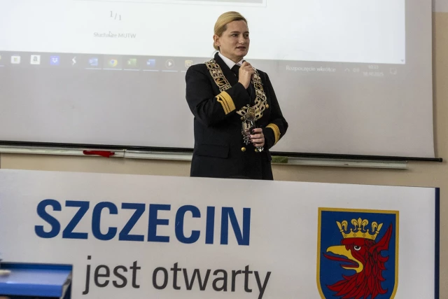 Prorektor ds. studenckich przemawia do słuchaczy MUTW podczas inauguracji