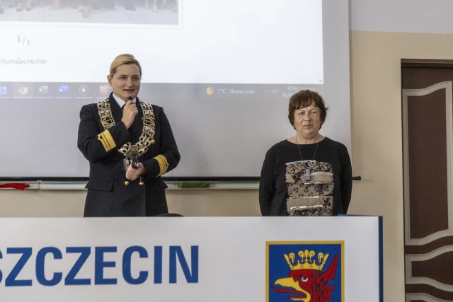 Prorektor ds. studenckich przemawia do słuchaczy MUTW podczas inauguracji obok przewodnicząca Samorządu MUTW