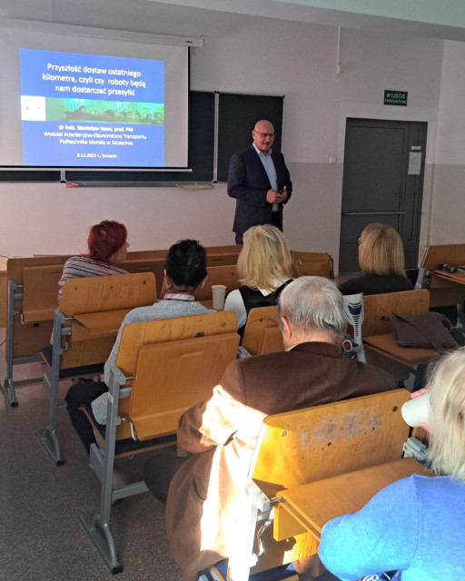  Dziekan Wydziału Inżynieryjno-Ekonomicznego Transportu  prowadzi wykład dla MUTW