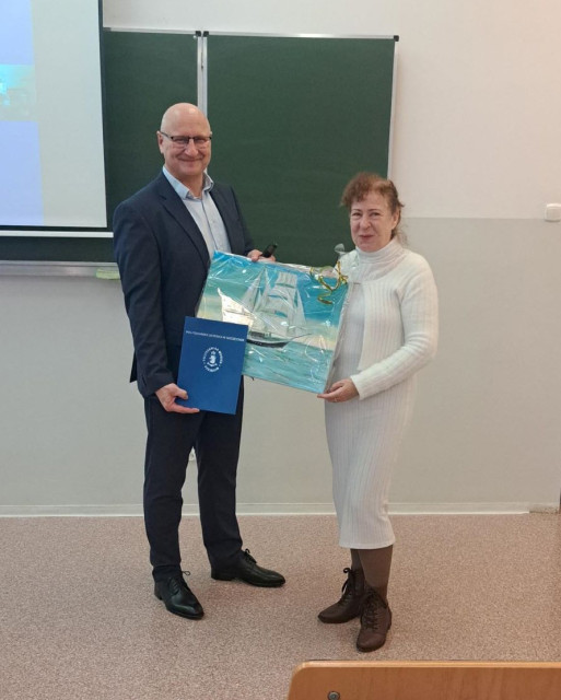 Dziekan Wydziału Inżynieryjno-Ekonomicznego Transportu oraz słuchaczka MUTW 