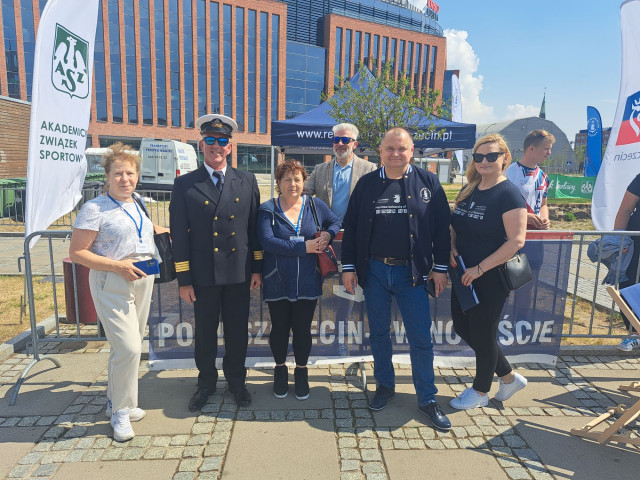 Rektor Politechniki Morskiej w Szczecinie, prorektor ds. kształcenia, mgr Wojciech Jaśkiewicz wraz z samorządem MUTW 