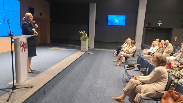 Uroczystość zakończenia roku akademickiego 2024/2025 w Urzędzie Marszałkowskim Województwa Zachodniopomorskiego w sali konferencyjnej "Delfin". Prorektor ds. studenckich dr inż. Agnieszka Deja przemawia do słuchaczy MUTW oraz pozostałych gości.