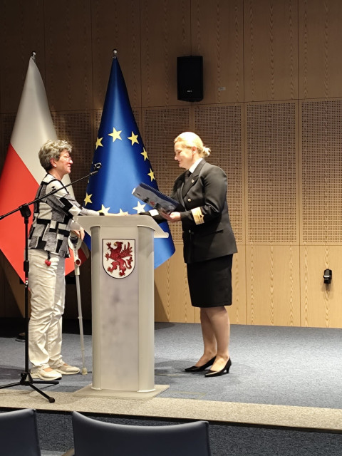 Prorektor ds. studenckich dr inż. Agnieszka Deja wręcza certyfikat jednej ze słuchaczek MUTW