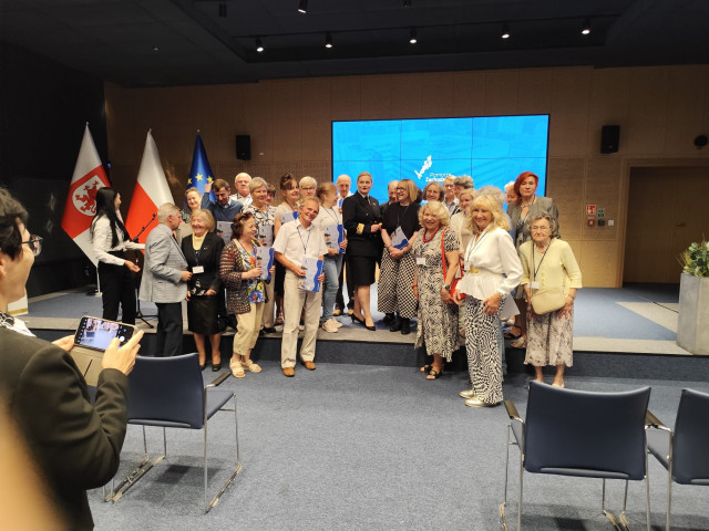 Wspólne zdjęcie słuchaczy MUTW podczas uroczystości zakończenia roku akademickiego 2024/2025 w Urzędzie Marszałkowskim Województwa Zachodniopomorskiego w sali konferencyjnej "Delfin"