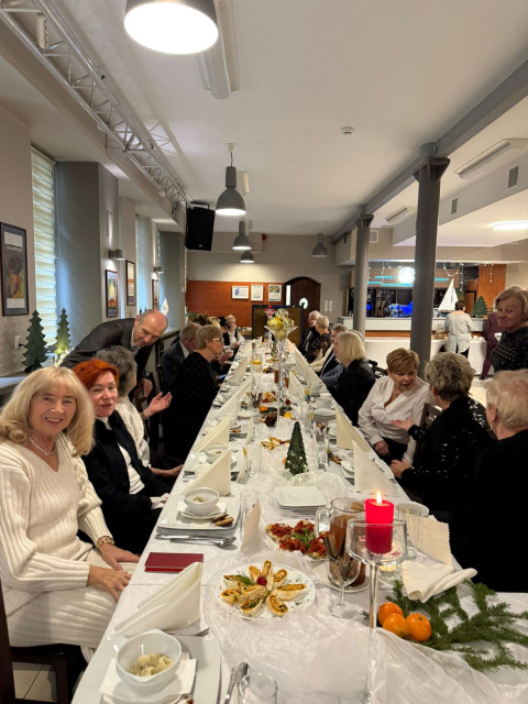 Słuchacze Morskiego Uniwersytetu Trzeciego Wieku podczas spotkania wigilijnego w Klubie Pod Masztami