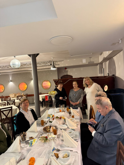 Słuchacze Morskiego Uniwersytetu Trzeciego Wieku podczas spotkania wigilijnego w Klubie Pod Masztami