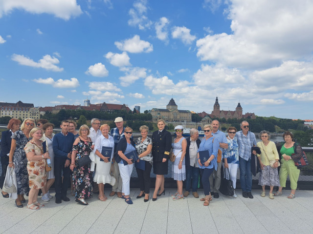 Słuchacze MUTW na tarasie Morskiego Centrum Nauki w Szczecinie 