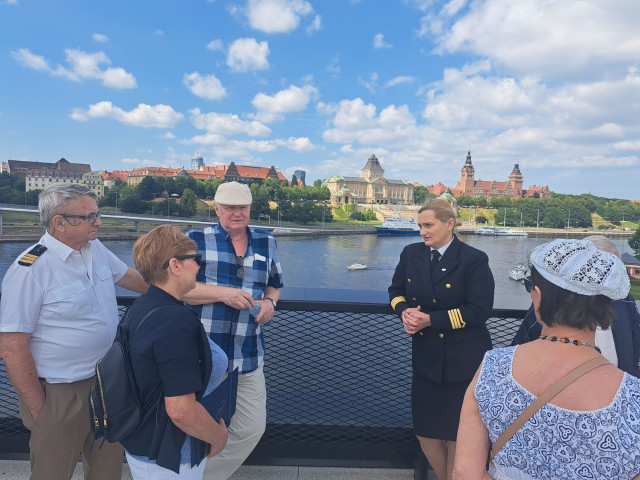 Słuchacze MUTW z  dr inż. Agnieszką Deja -Prorektor ds. Kształcenia Politechniki Morskiej w Szczecinie na tarasie Morskiego Centrum Nauki 