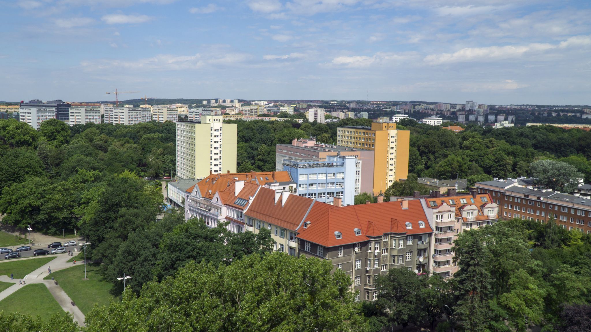Widok z góry na 2 akademiki Politechniki Morskiej w Szczecinie (2 budynki na drugim planie)