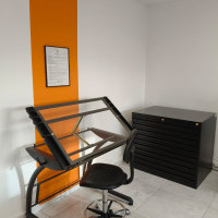 Biurko kreślarskie w sali do nauki SDM Korab 