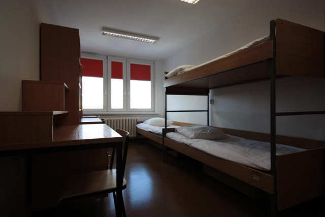 3-person student room 