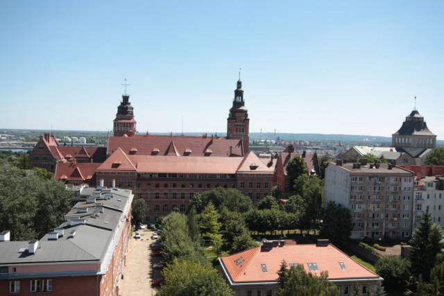 Widok z wyższych pięter z SDM Pasat na panoramę Szczecina