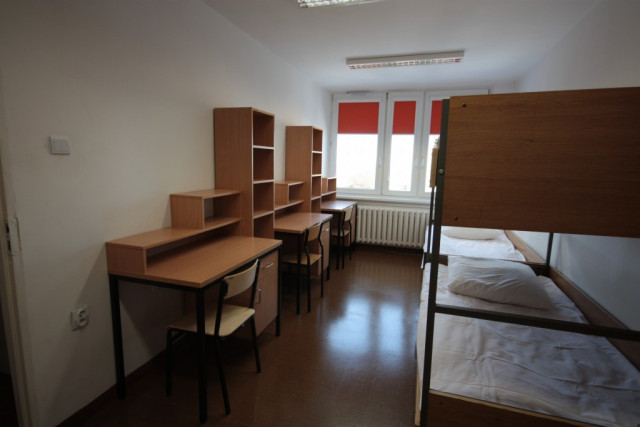 3-person student room 