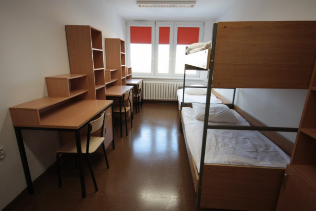 3-person student room 