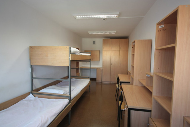 3-person student room 