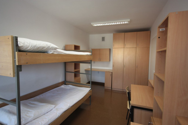 3-person student room 