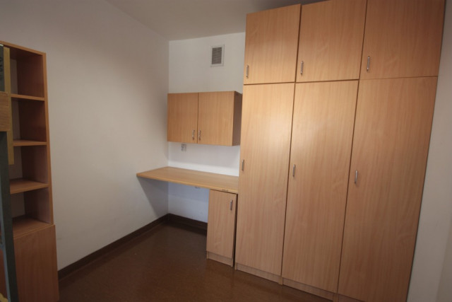 3-person student room 