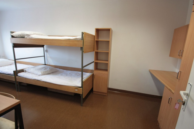 3-person student room 