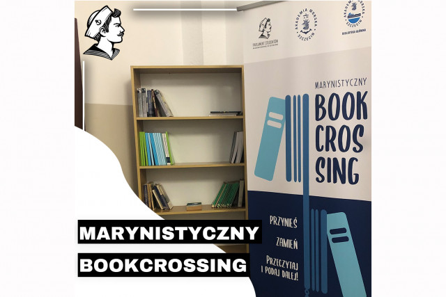 Regał bookcrossingu w Akademii Morskiej w Szczecinie