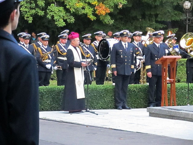 Uczestnicy apelu pamięci przy pomniku "tym, którzy nie powrócili z morza" 