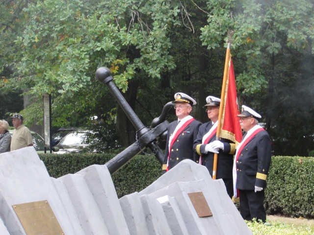 Uczestnicy apelu przy pomniku "Tym, którzy nie powrócili z morza"