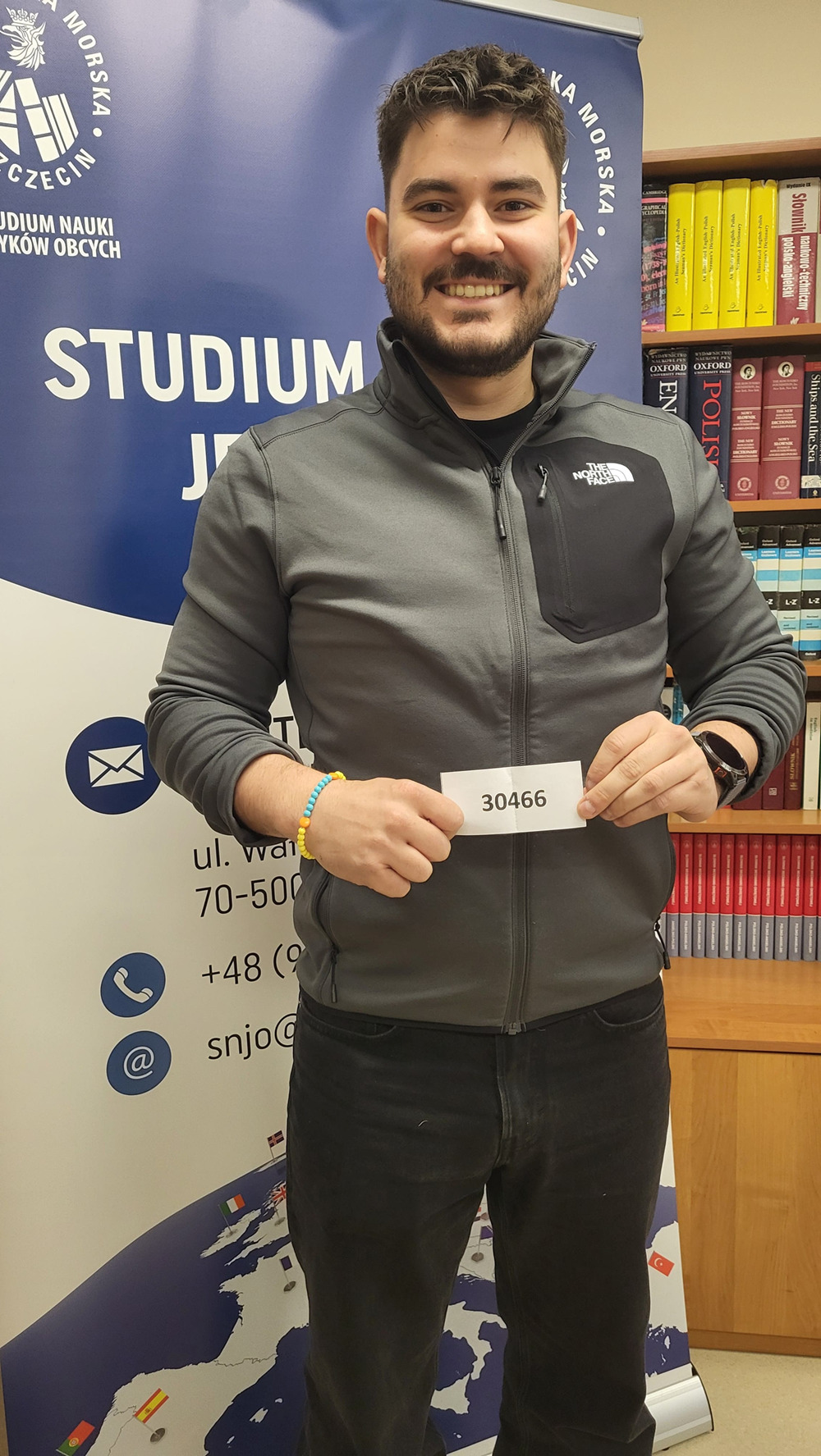 Student PM przedstawia numer albumu pierwszego zwycięzcy