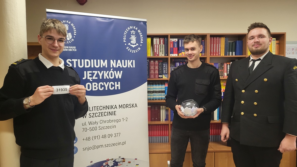 Student PM przedstawia numer albumu pierwszego zwycięzcy