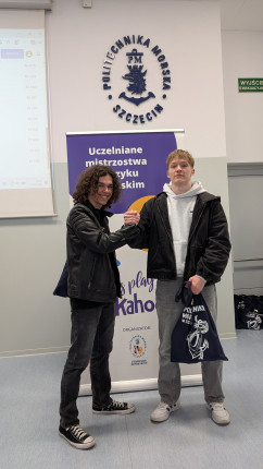 Dwoje uczestników finału Uczelnianych Mistrzostw LET’S PLAY KAHOOT! 2026 z nagrodami